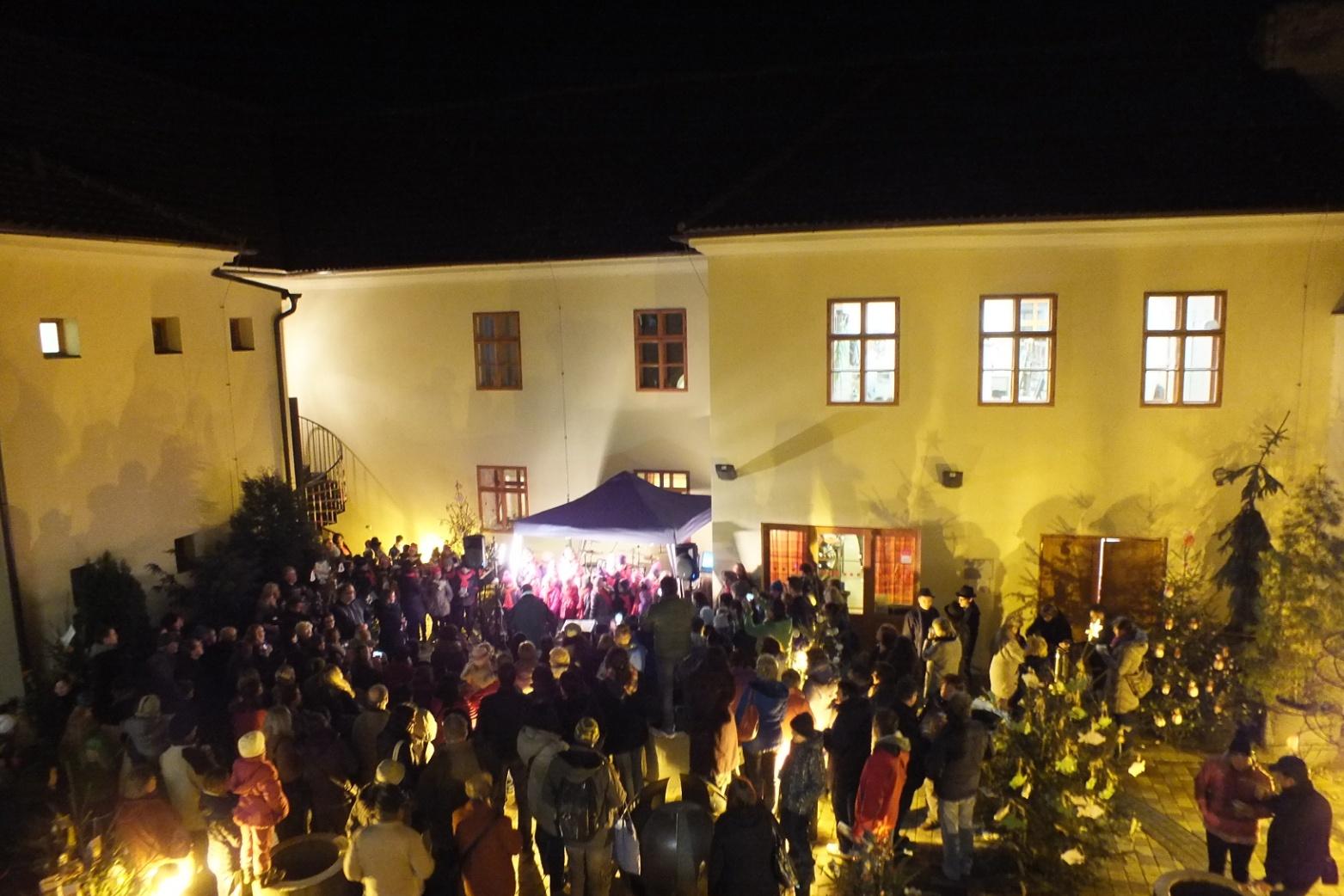 Y:\_ARCHIV_FOTEK_1TB\2015\2015_12_09_koledy\DSCF1964.JPG